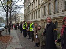 Menschenkette um das Amtsgericht Charlottenburg mit Klaus-Dieter Gröhler, zur Rettung der Gaslaternen